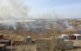 Сухая трава загорелась на Магистральной в Чите