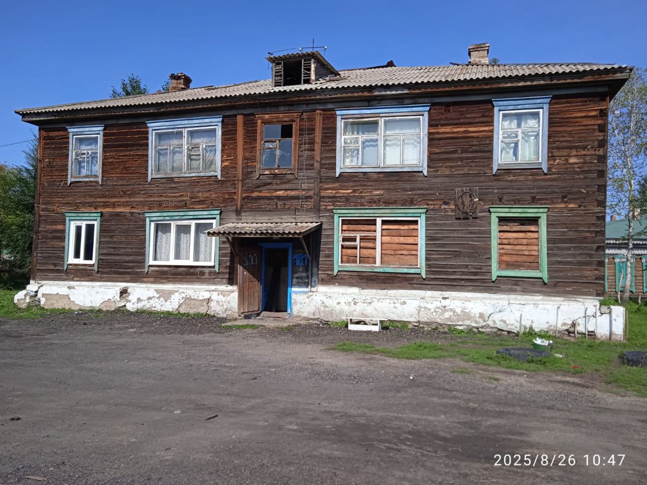 Одна в ветхом бараке
