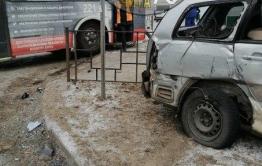 ​Троллейбус и легковой автомобиль попали в ДТП напротив депо 