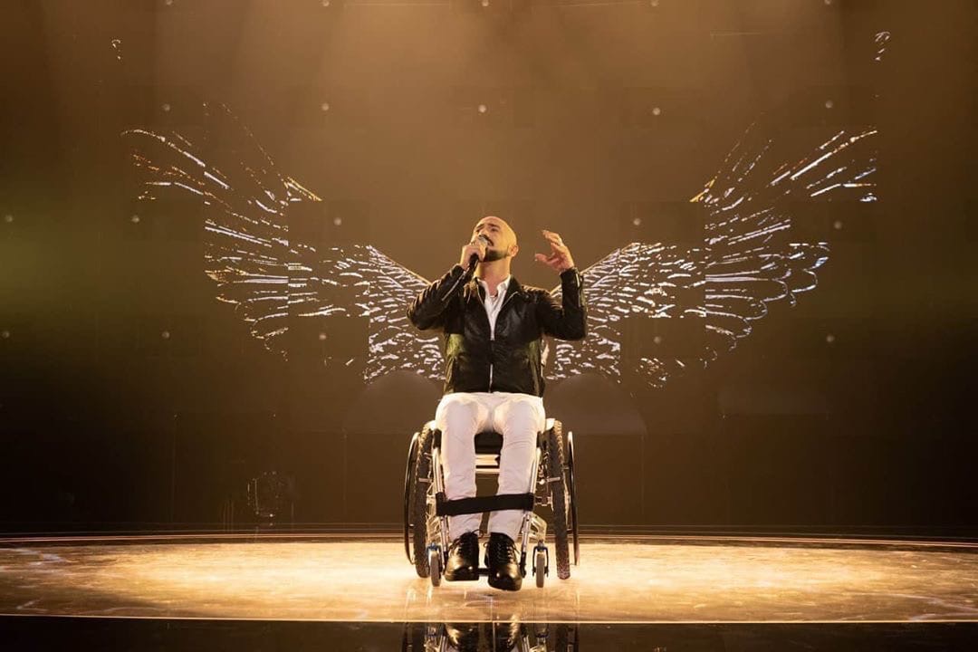 Прикованный к инвалидной коляске итальянец исполнил песню на бурятском и русском языке