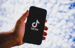 TikTok приостановил работу в России из-за фейков
