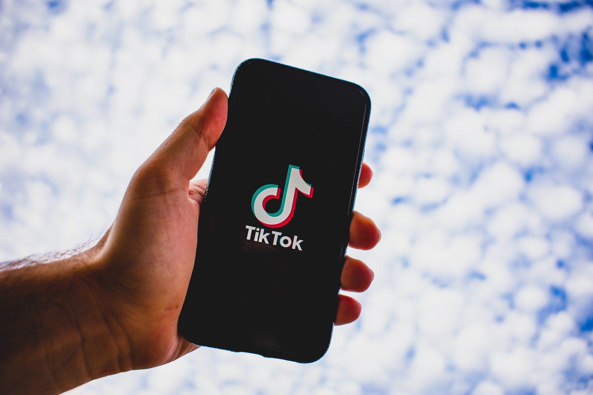 TikTok приостановил работу в России из-за фейков