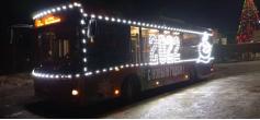 По дорогам Читы теперь ездит новогодний автобус №17 (ГРЭС - Верхоленская). Фото «Регион-75».10 декабря 2021 год.
