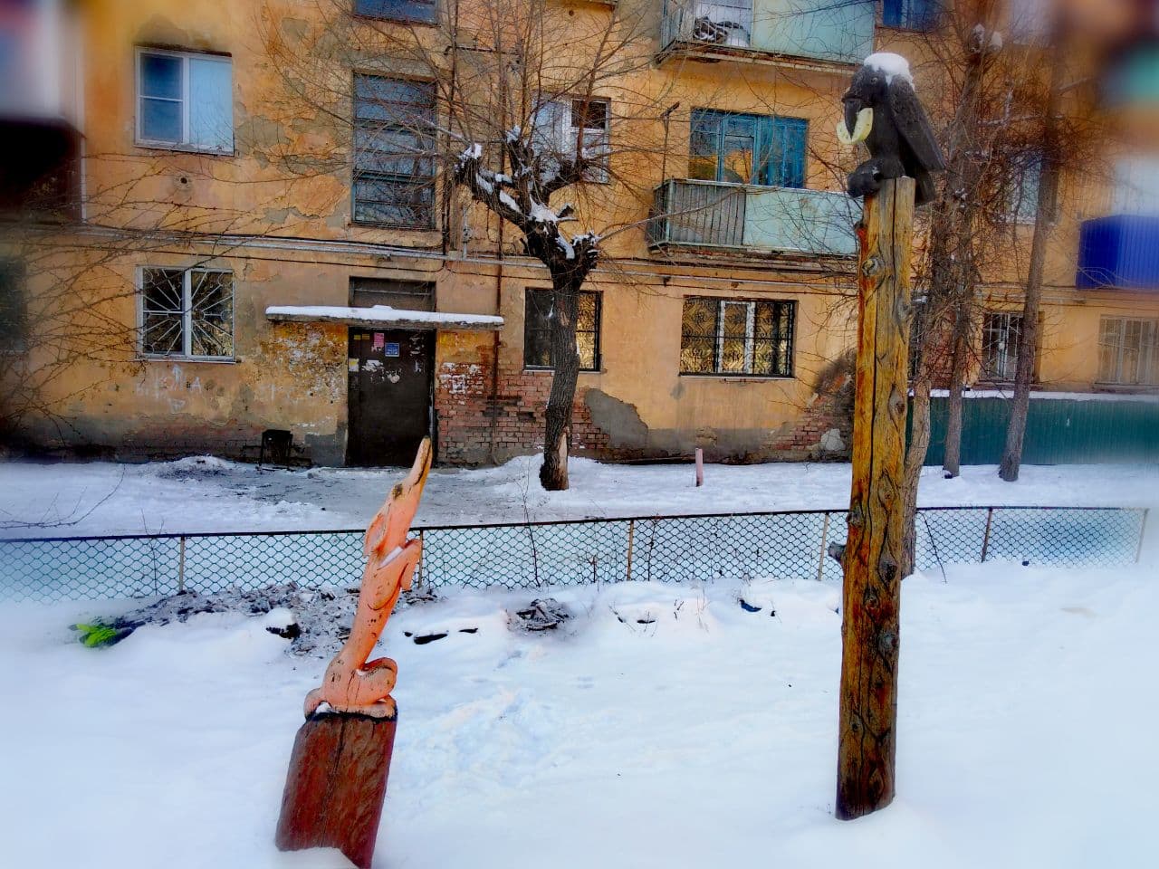 Деревянная инсталляция на басенную тему Крылова. 12 февраля 2021 год. Чита, двор дома по улице Шилова 4а.
