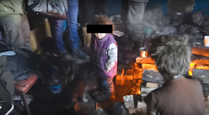 ​Мужчину с четырьмя маленькими детьми нашли в заброшенном доме на Острове в Чите (Видео)