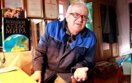 Вячеслав Вьюнов и кто-то в накомарнике