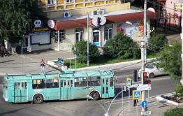 Легковушка въехала в троллейбус в Чите