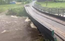 В Могоче разбушевались реки — один мост смыло, второй подмывает 