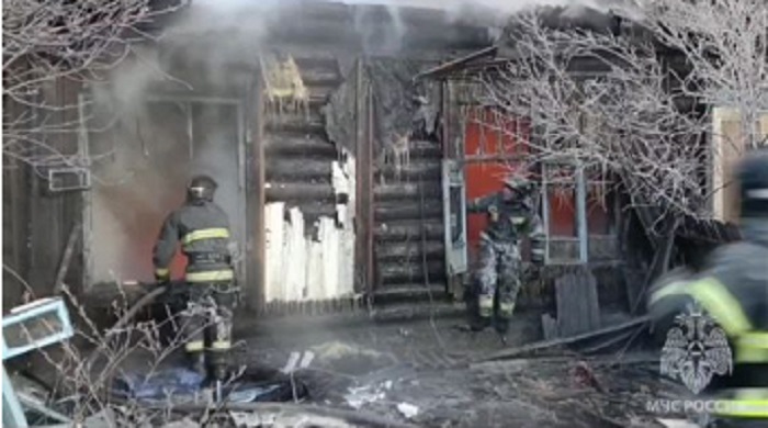 Шестнадцать человек эвакуировались из горящего дома в Чите