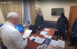 Появилось видео задержания начальника ОСБ УМВД Забайкалья и его коллеги