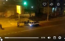 В центре Читы хулиганы разбили грузовик, стоящий на обочине (видео)