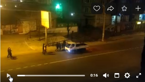 В центре Читы хулиганы разбили грузовик, стоящий на обочине (видео)