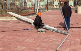 Два фонарных столба упали на площади Труда в Чите