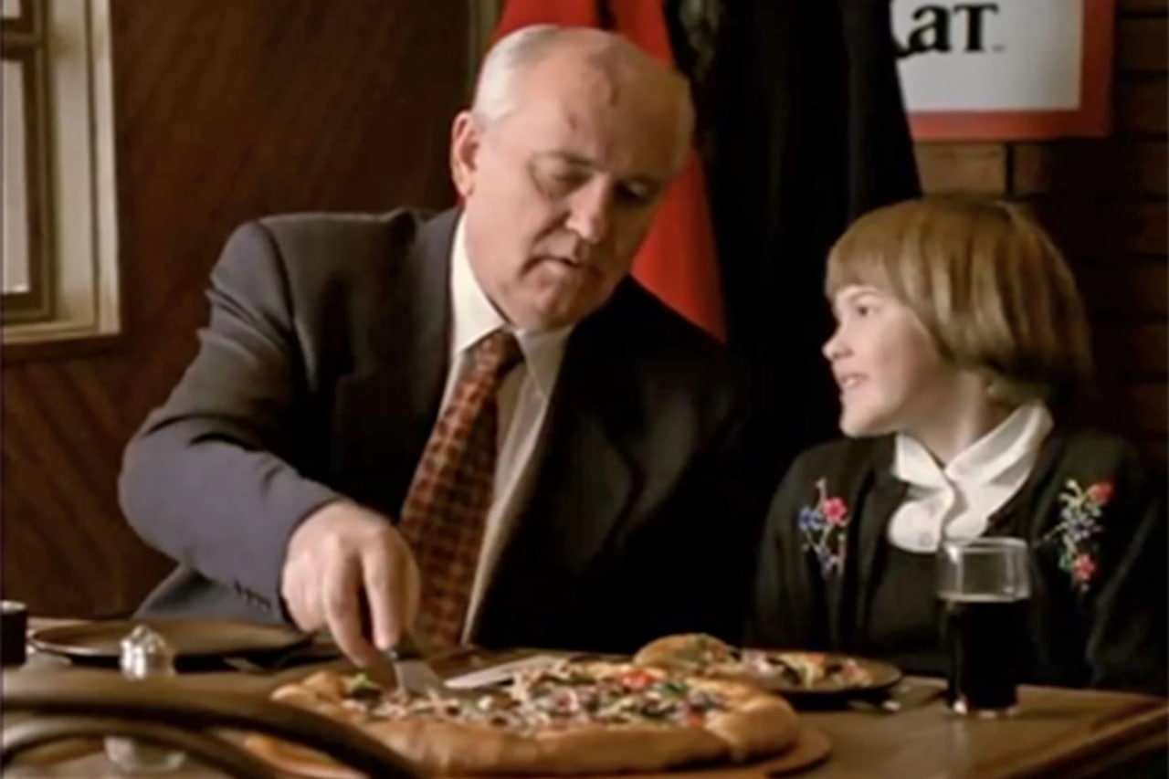 Такого унижения Русь не видывала. Горбачев, развалив державу, рекламировал пиццу на Западе.  В 1997 году бывший президент СССР Михаил Горбачёв снялся в рекламе американской сети пиццерий «Pizza Hut». Его гонорар составил 150 тысяч $.