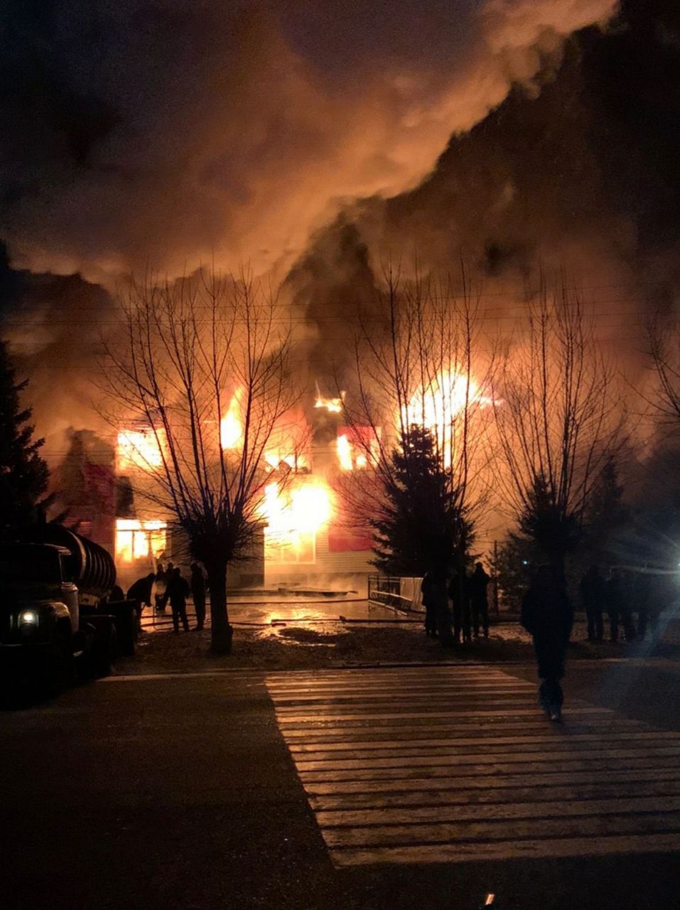 Супермаркет горит в Улетах 
