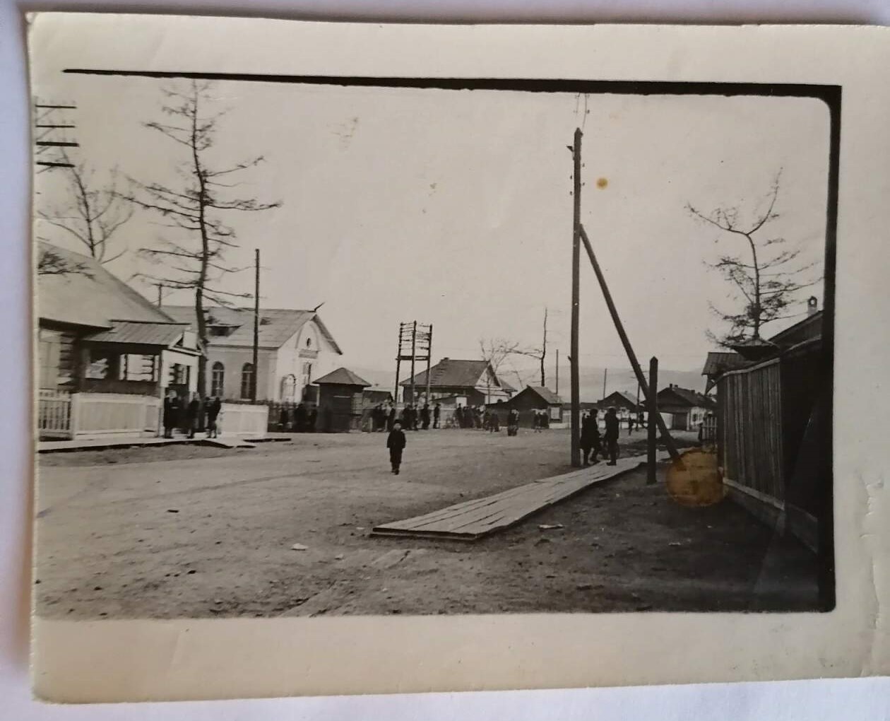 Все привыкли смотреть на старые фото Читы. А вот вам фото одной из центральных улиц Красного Чикоя. Примерно 60-е. Фото из "Одноклассников"