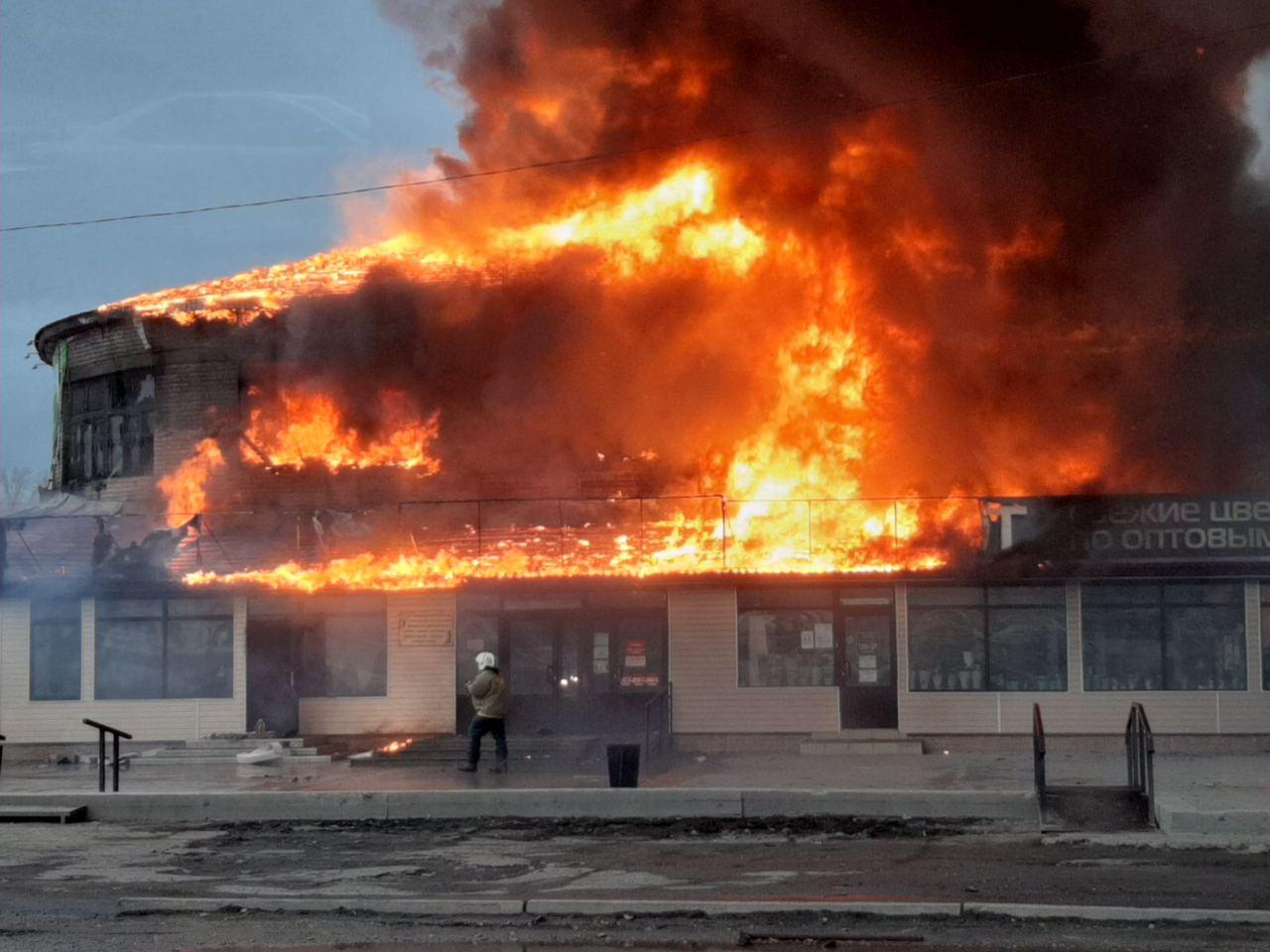 В сгоревшем торговом центре продавалась «Вечорка» — и другие подробности о сгоревшем здании в Чите 