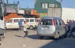 Таджики в Чите массово разгромили автомобиль