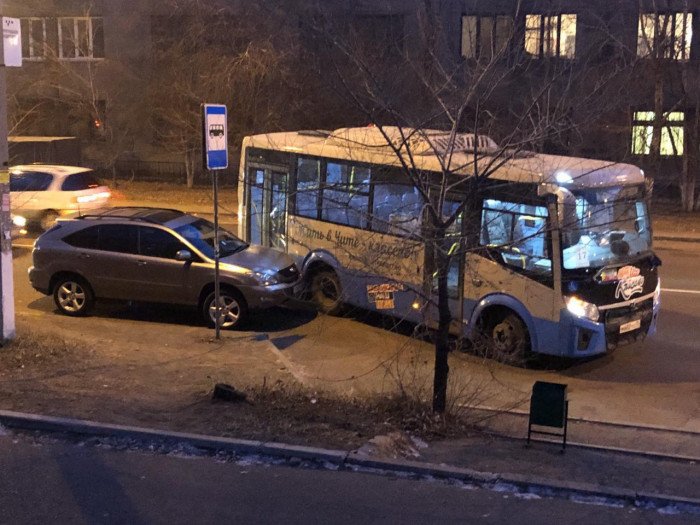  Автобус из серии «Жить в Чите классно» попал в ДТП