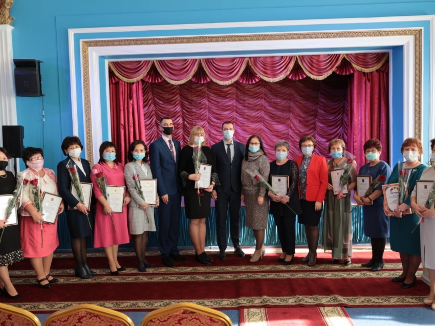 Губернатор Забайкалья и сити-менеджер Читы поздравили учителей с профессиональным праздником