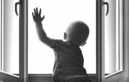 Полуторогодовалый мальчик выпал из окна в Чите — следователи проводят проверку 